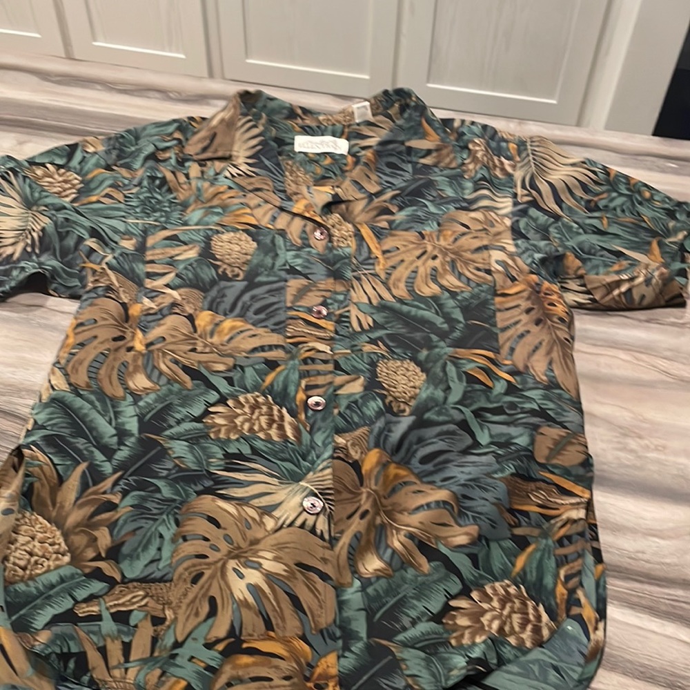 Ellen Tracy 100% Silk Tropical Button Down Blouse